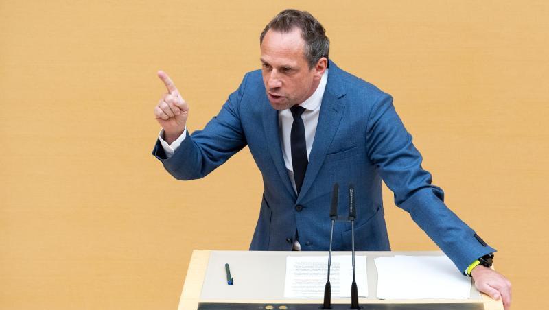 Thorsten Glauber (Freie Wähler), Umweltminister von Bayern, spricht.