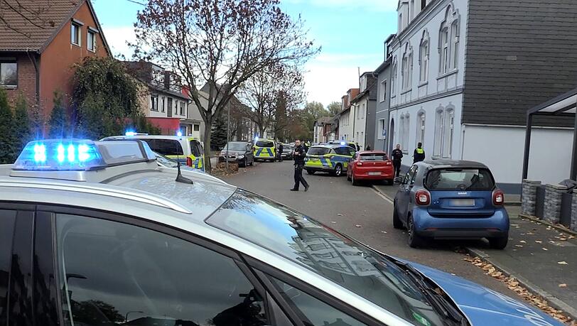 Einsatzkräfte vor einer Häuserreihe in Essen, nachdem ein Polizist auf einen Mann schoss und ihn verletzte.