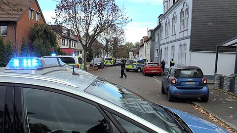 Einsatzkräfte vor einer Häuserreihe in Essen, nachdem ein Polizist auf einen Mann schoss und ihn verletzte.