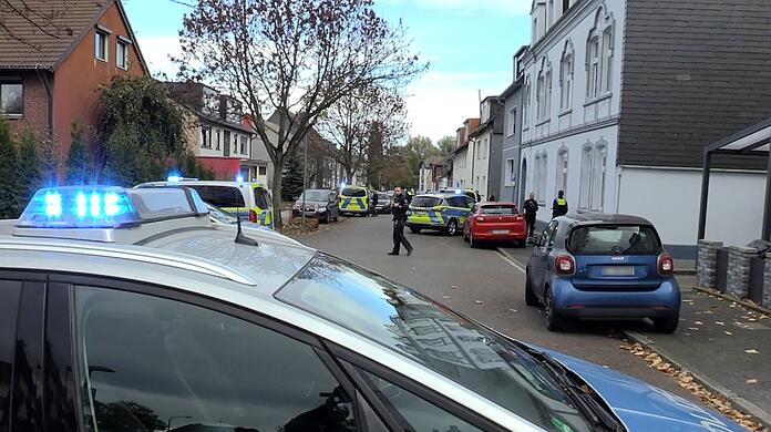 Einsatzkräfte vor einer Häuserreihe in Essen, nachdem ein Polizist auf einen Mann schoss und ihn verletzte.