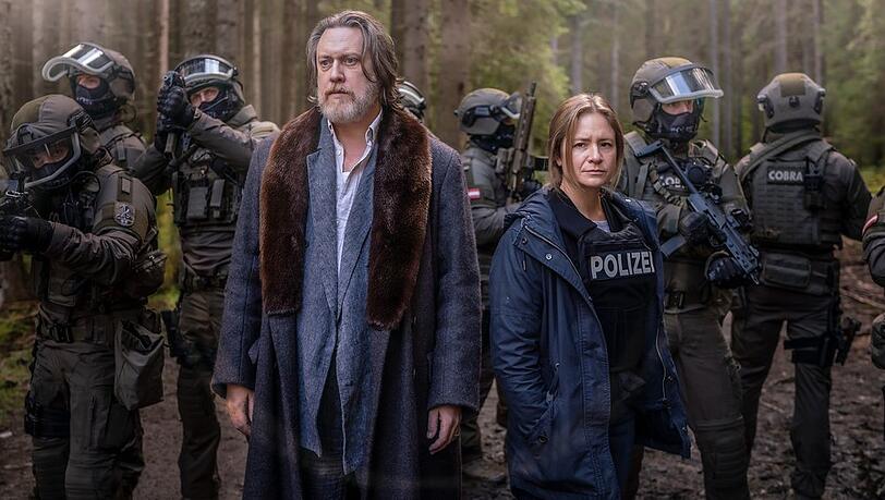 Nicholas Ofczarek (li.) und Julia Jentsch in "Der Pass".