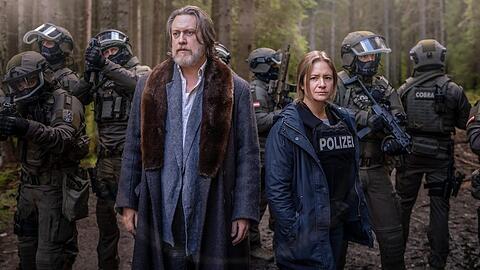 Nicholas Ofczarek (li.) und Julia Jentsch in "Der Pass".