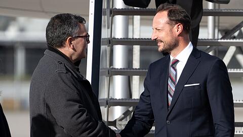 Florian Herrmann (l), Leiter der bayerischen Staatskanzlei, begrüßt Kronprinz Haakon.