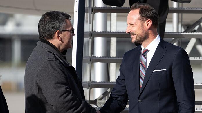 Florian Herrmann (l), Leiter der bayerischen Staatskanzlei, begrüßt Kronprinz Haakon.