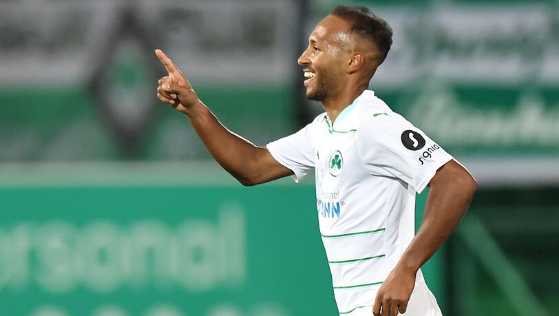 Fürths Julian Green jubelt über sein Tor.