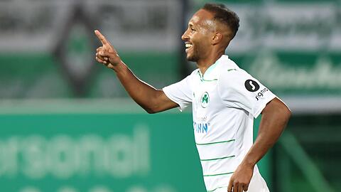 Fürths Julian Green jubelt über sein Tor.