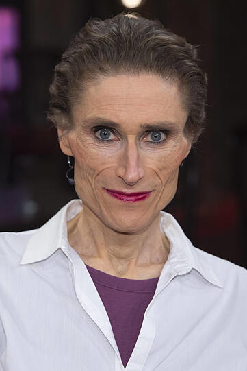 Madame Nielsen verbrachte als Claus Beck-Nielsen ihre Kindheit und Jugend in Aarhus. Sie schloss sich in New York zeitweise der Wooster Group an und arbeitete als Theaterkritiker. 2001 wurde Claus Beck-Nielsen für tot erklärt, 2011 erlebte er eine Wiederauferstehung als das weibliche Wesen Madame Nielsen. Sie ist in ständiger Verwandlung und unterläuft mit ihrem Werk und Leben alle Kategorien und Identitäten.