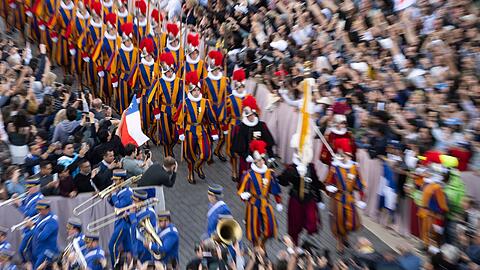 Die Schweizergarde wird den neuen Papst bewachen. Sie marschierte gleich nach seiner Wahl auf dem Petersplatz auf.
