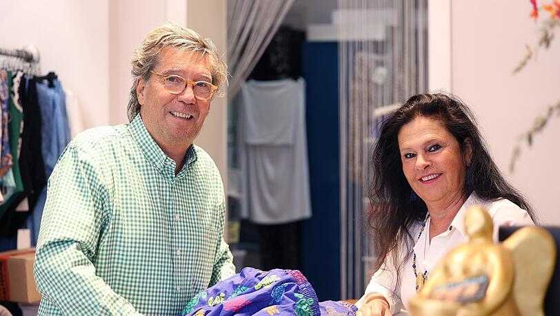 Ja, auch dieser Mann kauft bei Marion Wagner (die auch Herrenbadehosen hat) ein: der ehemalige Sechzger-Stadionsprecher Stefan Schneider. Ja, auch dieser Mann kauft bei Marion Wagner (die auch Herrenbadehosen hat) ein: der ehemalige Sechzger-Stadionsprecher Stefan Schneider.