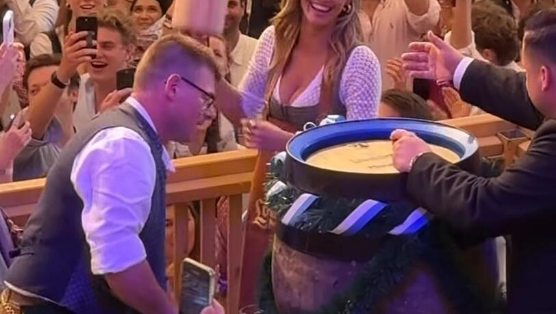 Zum ersten Wiesn-Wochenende: Nicola Cavanis durfte das Bier im Schützenfestzelt anzapfen, wie sie in ihrer Instagram-Story zeigte. Zum ersten Wiesn-Wochenende: Nicola Cavanis durfte das Bier im Schützenfestzelt anzapfen, wie sie in ihrer Instagram-Story zeigte.