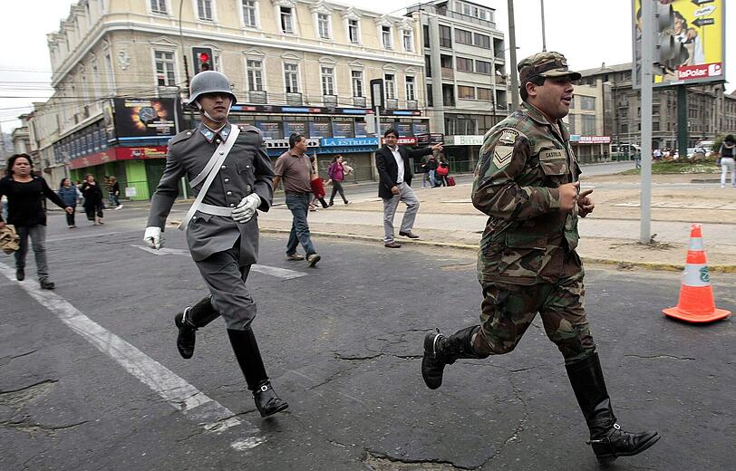 Heftiges Nachbeben in Chile: Eine Gruppe von Soldaten rennt durch die Stadt Valparaiso (11. März 2010), nachdem eine Tsunami Warnung veröffentlicht wurde.