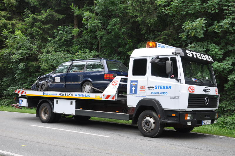 Der Wagen zerschellte an einem Baum - der Fahrer starb an der Unfallstelle.