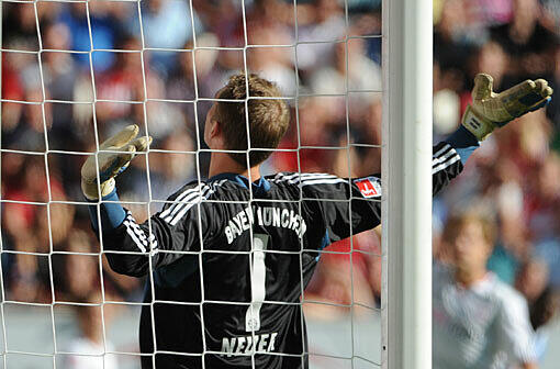 Manuel Neuer hat dafür gesorgt, dass der FC Bayern mit dem elften Pflichtspiel ohne Gegentor hintereinander einen neuen Vereinsrekord aufstellte. Seit insgesamt 1018 Minuten musste der Nationalkeeper und Ex-Schalker nicht mehr hinter sich greifen. Bisher lag der Rekord beim FC Bayern mit 1013 Minuten bei Oliver Kahn.