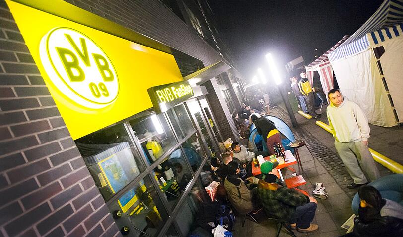 Borussia Dortmund Fans campieren in der Nacht zum 16.04.2013 vor der Geschäftsstelle des BVB