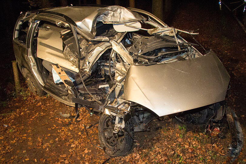 Eine Fahranfängerin verunglückte am Mittwochabend mit einer Beifahrerin im Waldstück bei Pallin, weil das Heck ausbrach. Beide wurden schwer verletzt. Das Auto wurde komplett beschädigt.