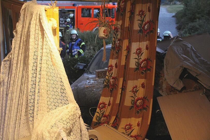 Am Sonntag krachte ein BMW in das Schlafzimmer eines Wohnhauses in Brennberg (Landkreis Regensburg). Die Bilder von der Unfallstelle.