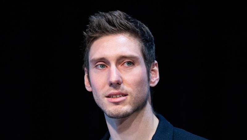 Deutscher Athletensprecher: Fechter Max Hartung. Deutscher Athletensprecher: Fechter Max Hartung.