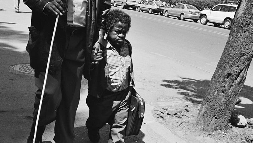Zu zweit geht's besser: Im äthiopischen Addis Abeba hilft ein Kleinwüchsiger einem Blinden. Die Aufnahme stammt aus dem Jahr 2008. Zu zweit geht's besser: Im äthiopischen Addis Abeba hilft ein Kleinwüchsiger einem Blinden. Die Aufnahme stammt aus dem Jahr 2008.