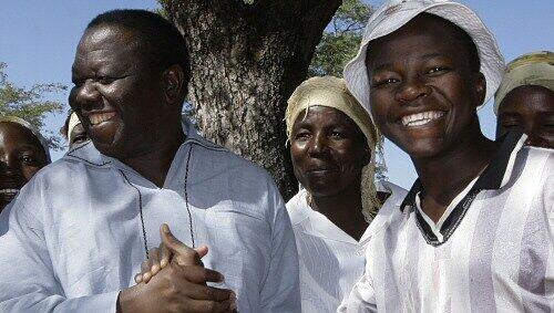 Nur wenige Tage alt und doch ein Bild aus einer anderen Zeit: Tsvangirai im Wahlkampf Nur wenige Tage alt und doch ein Bild aus einer anderen Zeit: Tsvangirai im Wahlkampf