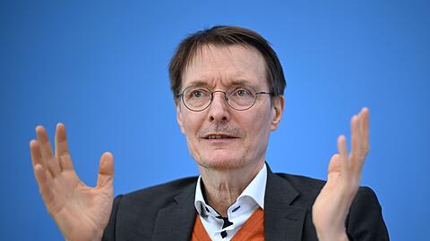 Bundesgesundheitsminister Karl Lauterbach stellt bei einer Pressekonferenz die Gesetzespläne für den Konsum und Verkauf von Cannabis vor.