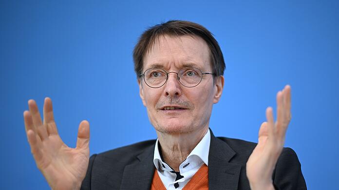 Bundesgesundheitsminister Karl Lauterbach stellt bei einer Pressekonferenz die Gesetzespläne für den Konsum und Verkauf von Cannabis vor.