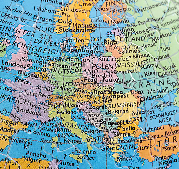 Karten sind überall - ob analog oder digital, sie begleiten unseren Alltag. Sie zeigen uns, wo es lang geht, lassen dabei aber so einiges weg. Durch Apps wie Google Maps wird dies durch Personalisierung verstärkt.