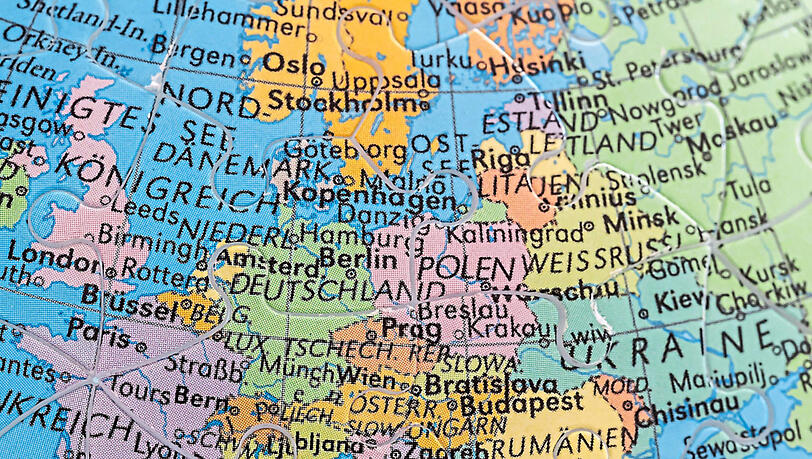 Karten sind überall - ob analog oder digital, sie begleiten unseren Alltag. Sie zeigen uns, wo es lang geht, lassen dabei aber so einiges weg. Durch Apps wie Google Maps wird dies durch Personalisierung verstärkt. Karten sind überall - ob analog oder digital, sie begleiten unseren Alltag. Sie zeigen uns, wo es lang geht, lassen dabei aber so einiges weg. Durch Apps wie Google Maps wird dies durch Personalisierung verstärkt.