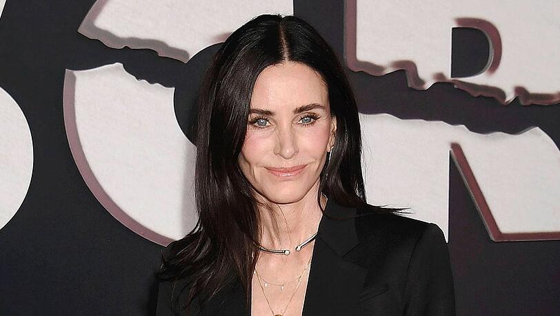 Courteney Cox wurde durch die Serie "Friends" berühmt. Jetzt hat sie den True-Crime-Thriller "Evil Genius" inszeniert. Courteney Cox wurde durch die Serie "Friends" berühmt. Jetzt hat sie den True-Crime-Thriller "Evil Genius" inszeniert.