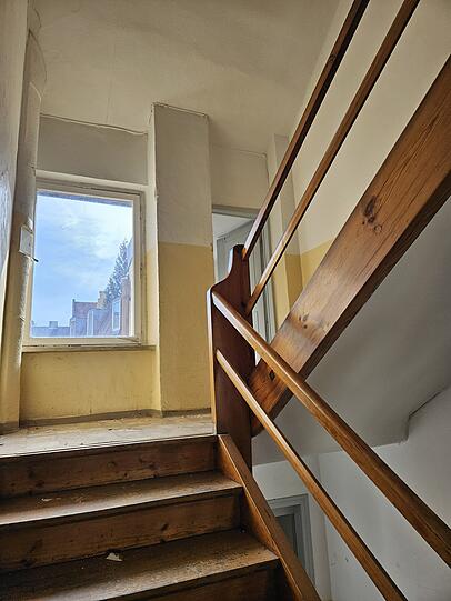 Das Treppenhaus im Vordergebäude. Stufen und Geländer könnten ein Falls fürs Urban Mining, also die Wiederverwendung über die Baustoffbörse, sein und vielleicht weiterverwendet werden. Das Treppenhaus im Vordergebäude. Stufen und Geländer könnten ein Falls fürs Urban Mining, also die Wiederverwendung über die Baustoffbörse, sein und vielleicht weiterverwendet werden.