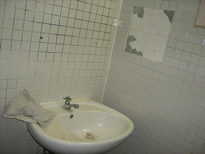 An solch versifften Waschbecken müssen sich Schüler der Ridlerschule die Hände waschen.