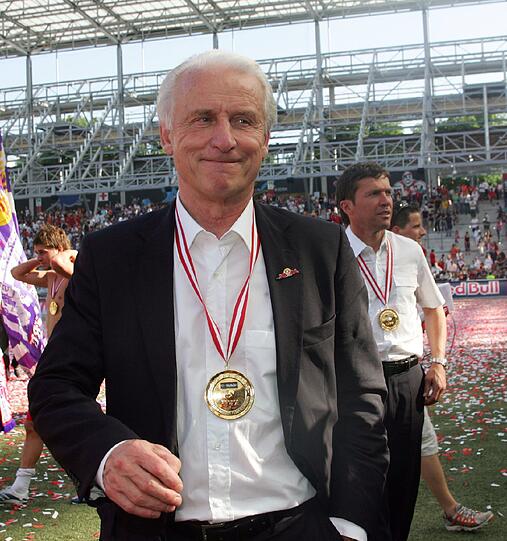 Das vermeintlich erfolgreiche Duo "Trappathäus" war allerdings nicht immer einer Meinung. Zwei unterschiedliche Fußballphilosophien trafen aufeinander, weshalb der Klub-Vorstand das Arbeitsverhältnis 2007 auflöste.