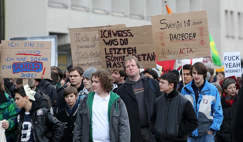 Affige Kostüme, witzige Plakate und viele Masken: Die Bilder von der Anti-ACTA-Demo in München