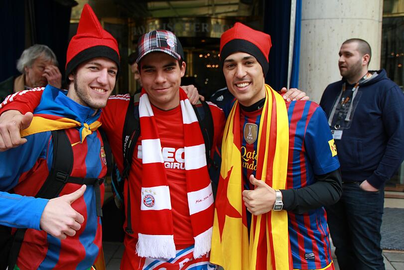 Hier kommt der FC Barcelona in München am Bayerischen Hof an. Die Bilder