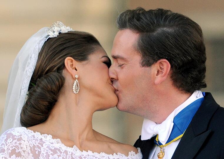 Die Braut im Spitzen-Kleid und der Bräutigam zu Tränen gerührt: Die schwedische Prinzessin Madeleine und der New Yorker Banker Chris O'Neill haben in Stockholm geheiratet. Die Bilder!