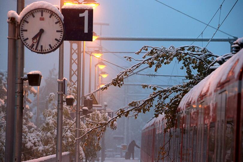 Wintereinbruch in Bayern: Schnee blockiert den Bahnverkehr.