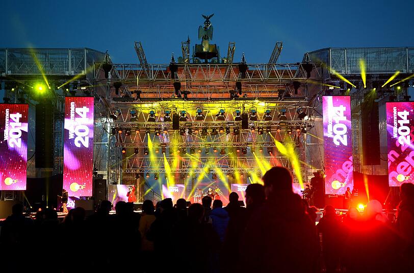 Feuerwerk am Brandenburger Tor in Berlin - in wenigen Stunden ist es so weit: Prosit Neujahr!