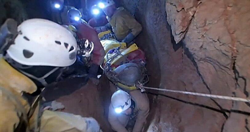 Helfer in der Höhle kümmern sich um den Verletzten.