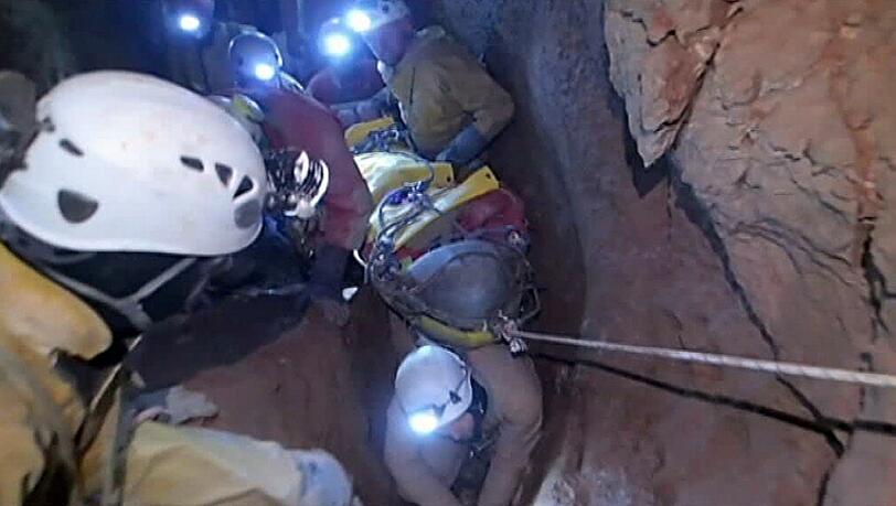Helfer in der Höhle kümmern sich um den Verletzten. Helfer in der Höhle kümmern sich um den Verletzten.