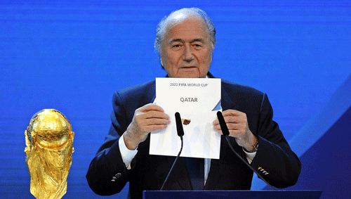 Vor vier Jahren verkündete FIFA-Präsident Joseph Blatter die WM-Vergabe für Katar. Vor vier Jahren verkündete FIFA-Präsident Joseph Blatter die WM-Vergabe für Katar.