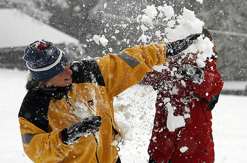 Was passiert, wenn bei der spaßigen Schneeballschlacht plötzlich ein Personen- oder Sachschaden auftritt? Wer muss zahlen, und wann übernimmt die Versicherung?