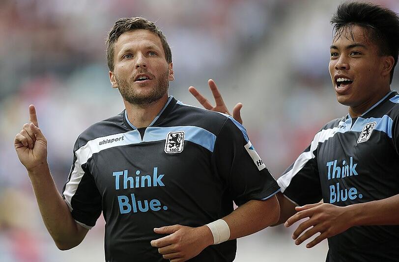Ob's das nochmal gibt? Benny Lauth und Bobby Wood im Trikot des TSV 1860 zusammen auf dem Platz.