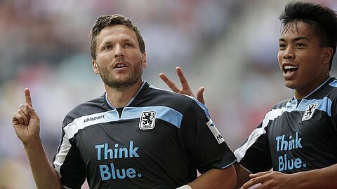 Ob's das nochmal gibt? Benny Lauth und Bobby Wood im Trikot des TSV 1860 zusammen auf dem Platz.