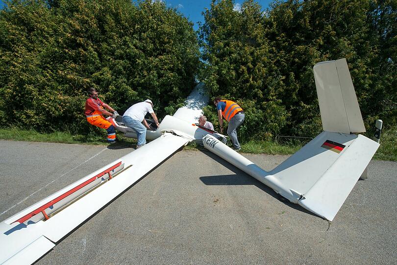 Der Pilot wurde bei der Bruchlandung schwer verletzt.