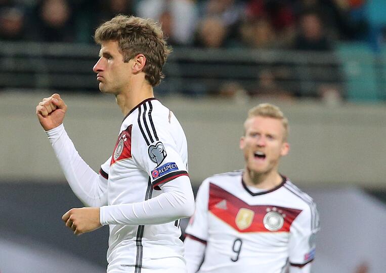THOMAS MÜLLER:  NOTE 3.
Der Wusler. Ackerte und arbeitete Fußball, allerdings mit viel  
Streuung im Spiel. Brachte die DFB-Elf durch den Elfmeter in Führung.  
Übernahm die Verantwortung &ndash; war ein kniffliges Ding.