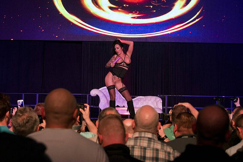 Die Venus feiert 20. Geburtstag - die Bilder von der weltgrößten Erotikmesse in Berlin.