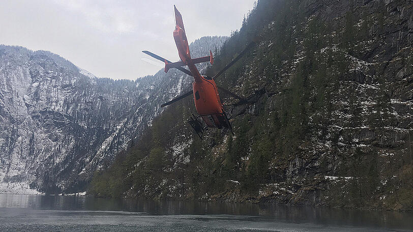 Bergwacht, Polizei und Wasserwacht suchten mit Hubschrauber und Boot nach der Frau. Allerdings konnten die Retter nur ihre Leiche bergen.