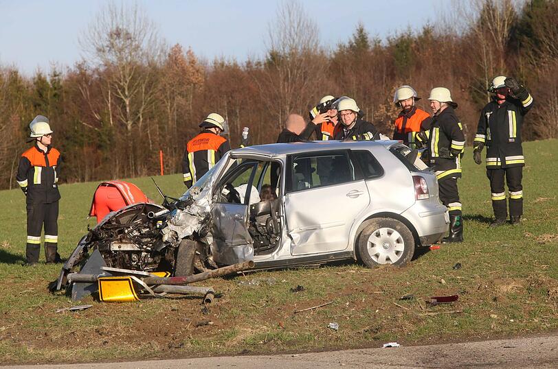 Am Karfreitag kam es zu einem Frontal-Crash auf der B12. 6 Menschen wurden verletzt, zwei von ihnen schwer.