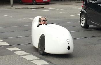 Auf der langen Geraden zeigt der Fahrer, dass das stromlinienförmige Etwas ganz schön flott abgeht.