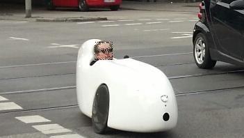 Auf der langen Geraden zeigt der Fahrer, dass das stromlinienförmige Etwas ganz schön flott abgeht. Auf der langen Geraden zeigt der Fahrer, dass das stromlinienförmige Etwas ganz schön flott abgeht.