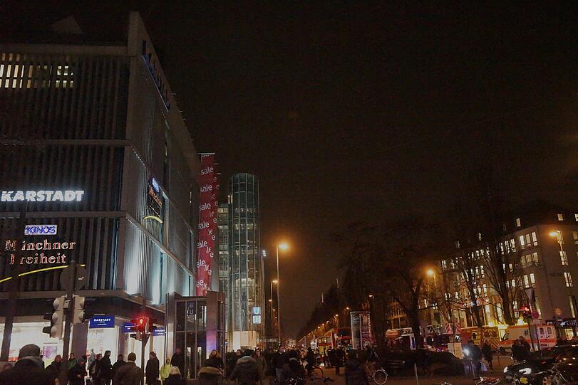 Bilder vom Polizei- und Feuerwehreinsatz an der Münchner Freiheit...
